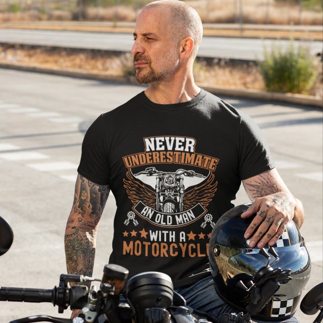 Camiseta Never Understimate an Old man With Motorcycle (Criador carregado)