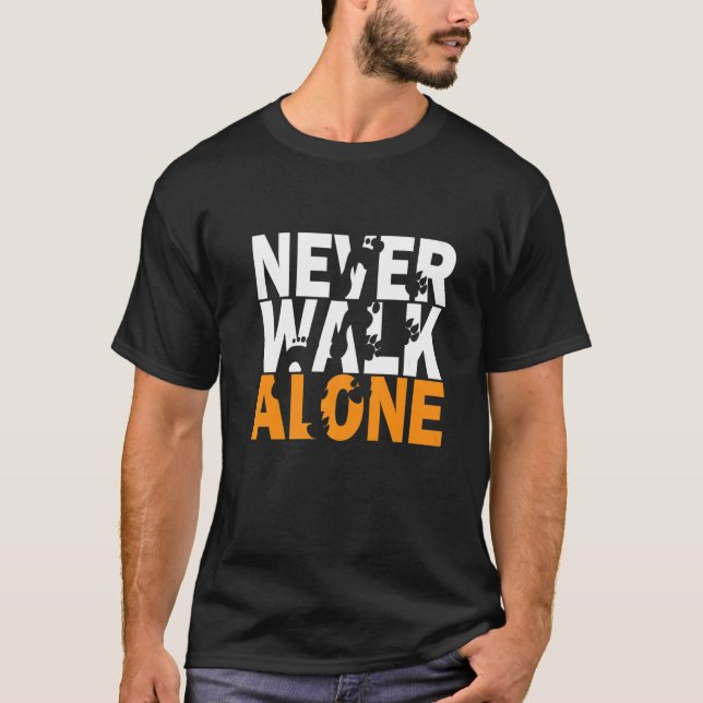 Camiseta Never Walks Alone Dog Animal Dog Owner Dog Lover (Frente)