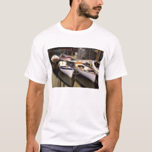 Camiseta Névoa cerca quatro barcos atracados.