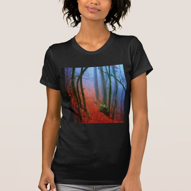 Camiseta Nevoeiro azul de outono de floresta pintada (Frente)