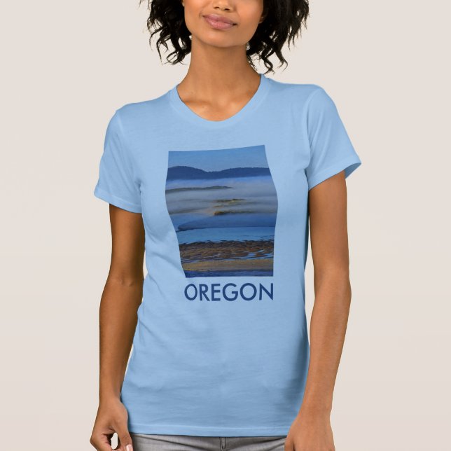 Camiseta Nevoeiro da manhã sobre a Baía de Netarts, OR (Frente)