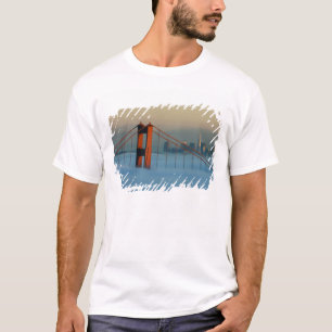 Camiseta Nevoeiro rola pela baía de São Francisco