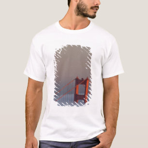 Camiseta Nevoeiro rola pela baía de São Francisco cobrindo