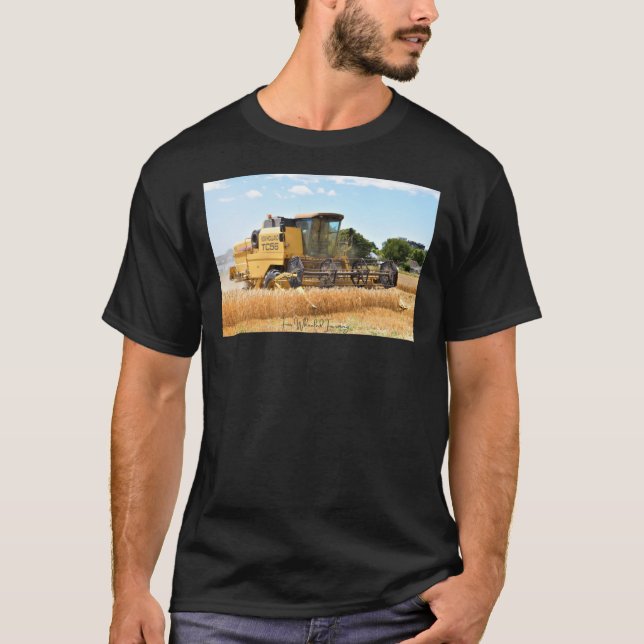 Camiseta New Holland Combine Harvester por Quatro Fazendas (Frente)