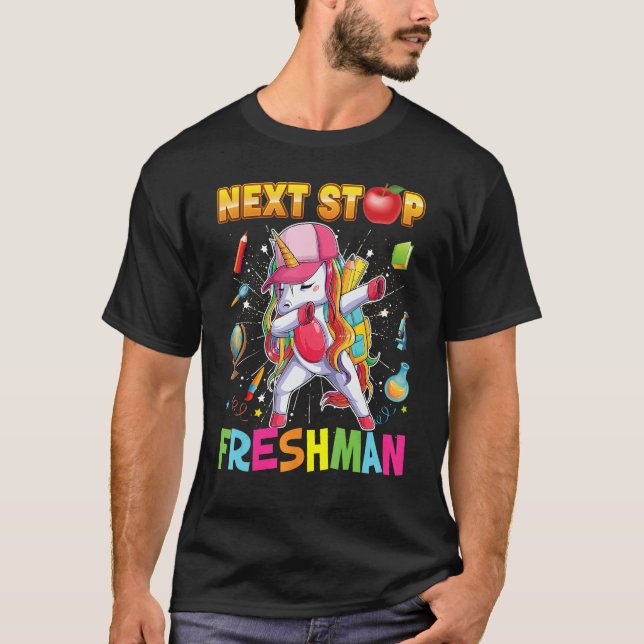 Camiseta Next Stop Freshman Dabbing Unicorn Teacher Student (Frente)