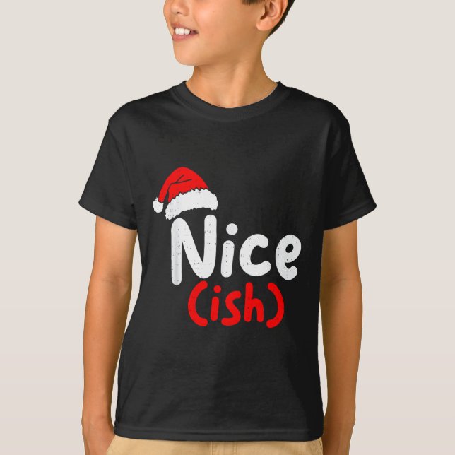 Camiseta Nice (ish) Naughty Angel Funny Christmas List Fami (Frente)