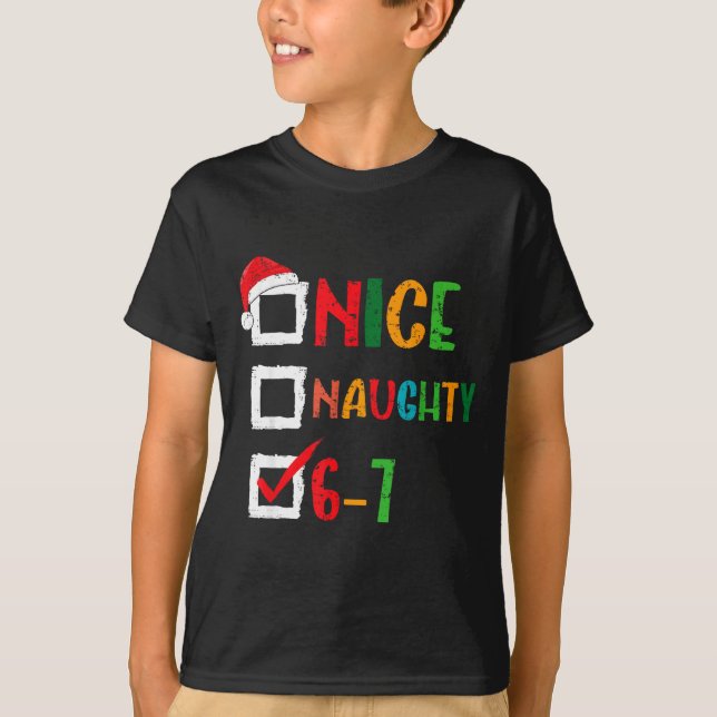 Camiseta Nice Naughty 6 7 Meme 67 Christmas Six Seven Boys  (Frente)