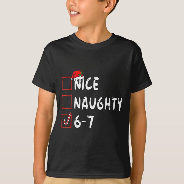 Camiseta Nice Naughty 6 7 Meme 6 7 Christmas Six Seven Xmas (Frente)