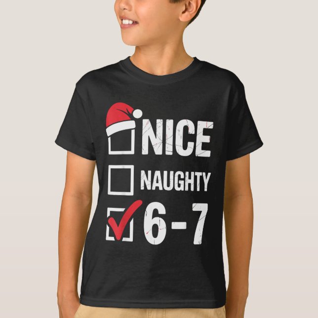 Camiseta Nice Naughty 6 7 Meme Funny Christmas Six Seven Xm (Frente)