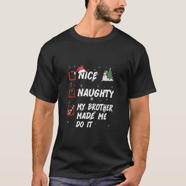 Camiseta Nice Naughty brother made me do it List Christmas  (Frente)