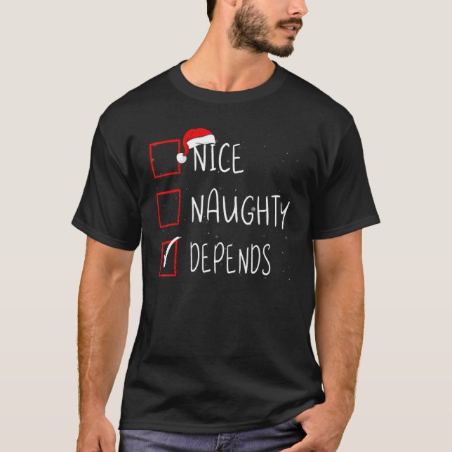 Camiseta Nice Naughty Depends Christmas List Santa Claus (Frente)