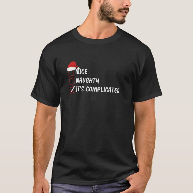 Camiseta Nice Naughty It s Complicated Christmas List Famil (Frente)