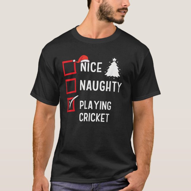 Camiseta Nice Naughty List Christmas Hobby Playing Cricket  (Frente)