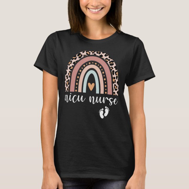 Camiseta Nicu Enfermeira Icu Neonatal Leopard Boho Rainbow  (Frente)