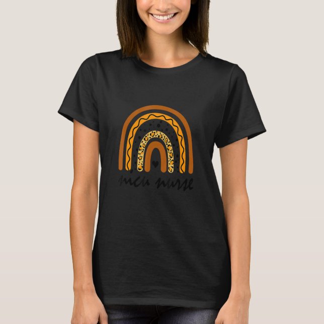 Camiseta Nicu Enfermeira Neonatal Leopard Boho Rainbow Enfe (Frente)