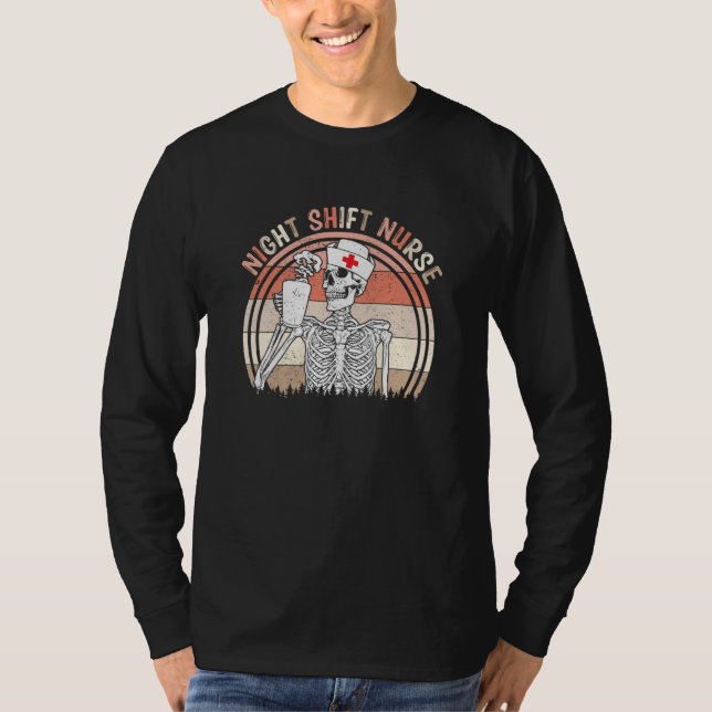 Camiseta Night a Shift Nurse Skeleton Halloween RN Nurses (Frente)