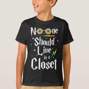 Camiseta Ninguém Deveria Viver Em Um Armário LGBTQ Signific