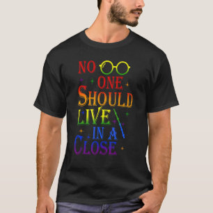 Camiseta Ninguém Deveria Viver Em Um Lgbt De Armário Orgulh