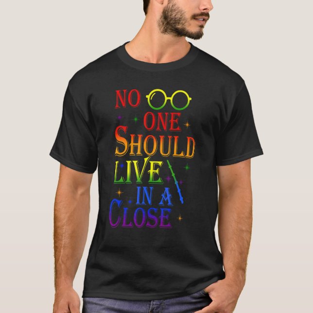 Camiseta Ninguém Deveria Viver Em Um Lgbt De Armário Orgulh (Frente)