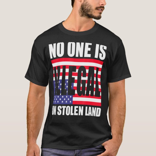 Camiseta Ninguém É Ilegal Em Terra Roubada (Frente)