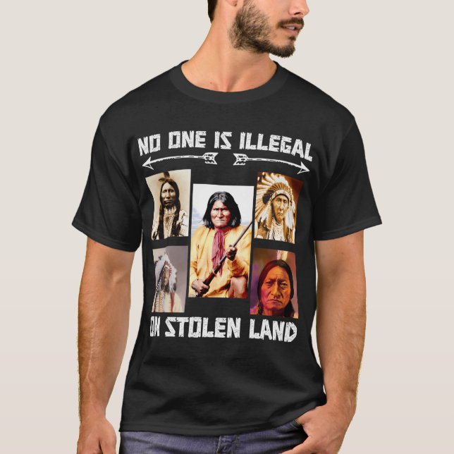 Camiseta Ninguém É Ilegal Em Terra Roubada (Frente)
