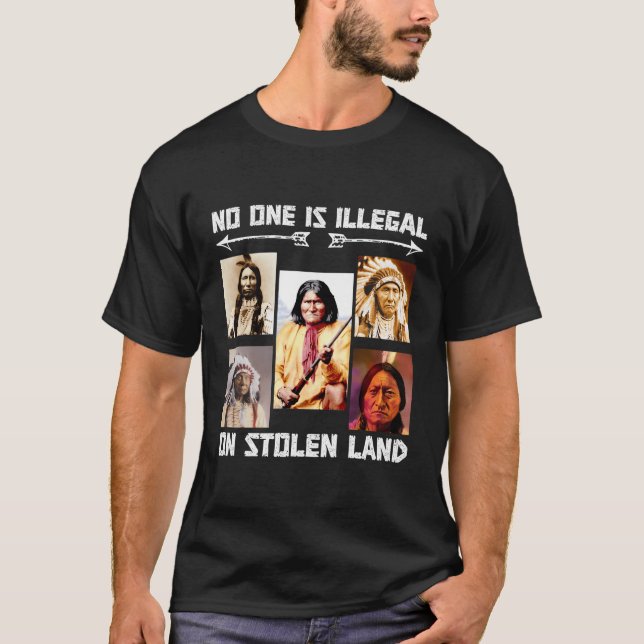 Camiseta Ninguém É Ilegal Em Terra Roubada (Frente)