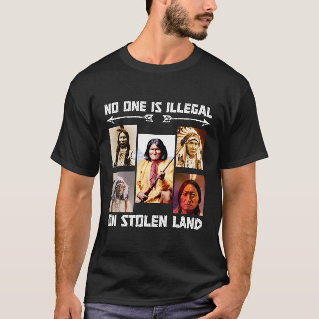 Camiseta Ninguém É Ilegal Em Terra Roubada (Frente)