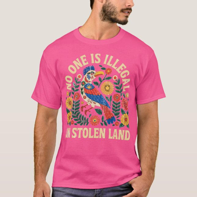 Camiseta Ninguém é ilegal em terra roubada. Caminhamos em n (Frente)