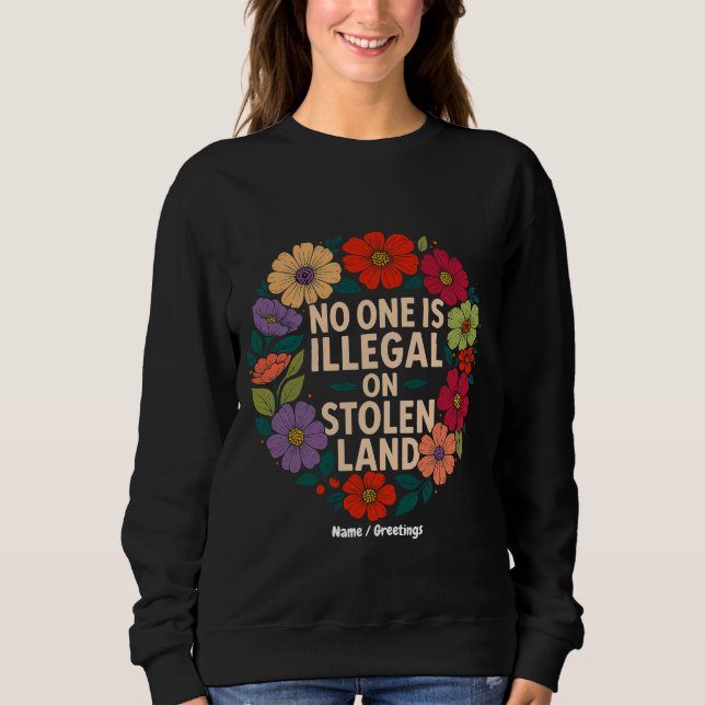 Camiseta Ninguém é Ilegal em Terra Roubada Orgulho Indígena (Frente)