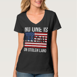Camiseta Ninguém É Ilegal Na Bandeira Americana Roubada
