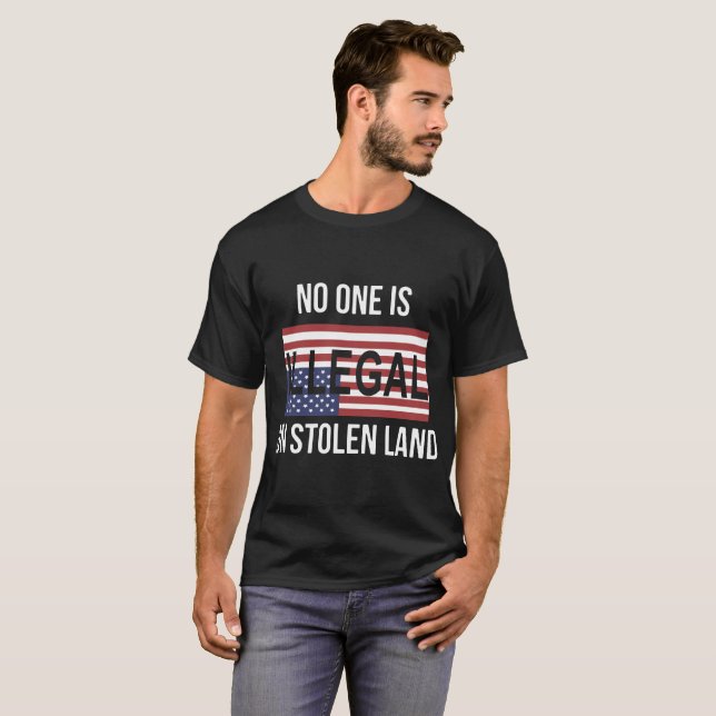 Camiseta ninguém é ilegal na terra roubada América (Frente Completa)