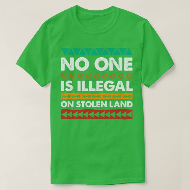 Camiseta Ninguém É Ilegal Na Terra Roubada Nativa Americana (Frente do Design)