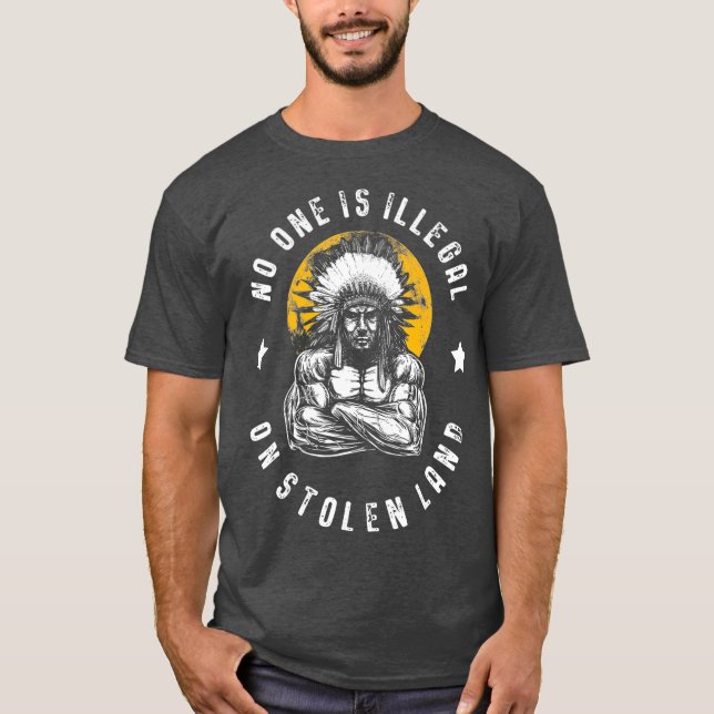 Camiseta Ninguém É Ilegal Para Imigrantes De Terras Roubada (Frente)
