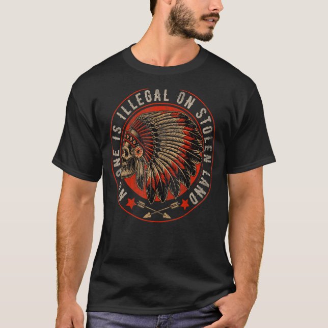 Camiseta Ninguém É Illegal.On.Stolen.Land Indígenas Immigr (Frente)