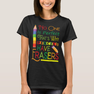Camiseta Ninguém é perfeito, é por isso que os lápis têm ap