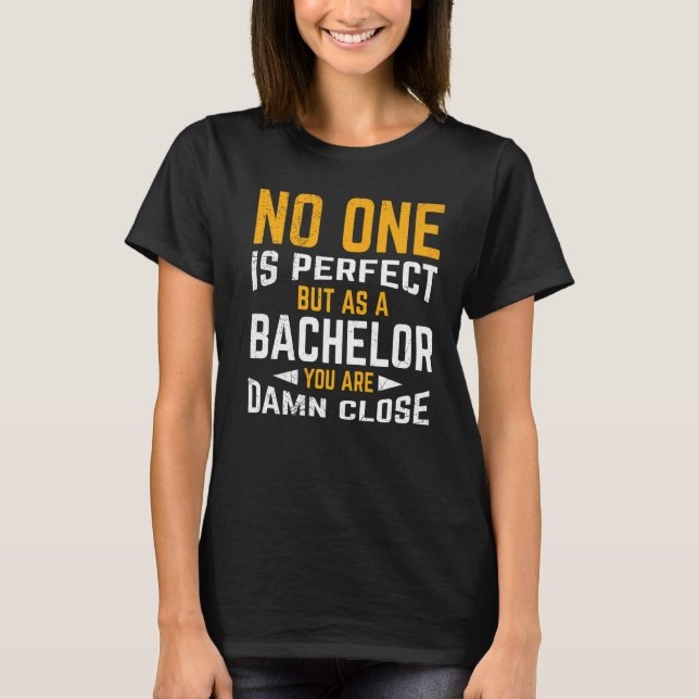 Camiseta Ninguém é perfeito, mas solteiro grau (Frente)
