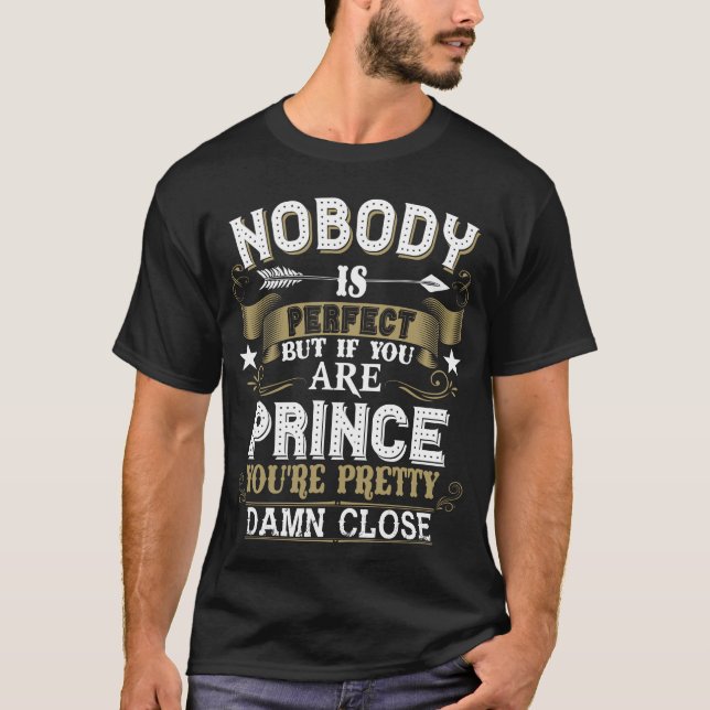 Camiseta Ninguém É Perfeito, Mas Você É O Nome Da Família P (Frente)