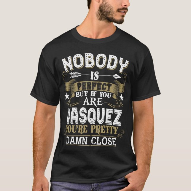 Camiseta Ninguém É Perfeito, Mas Você É O Nome Da Família V (Frente)