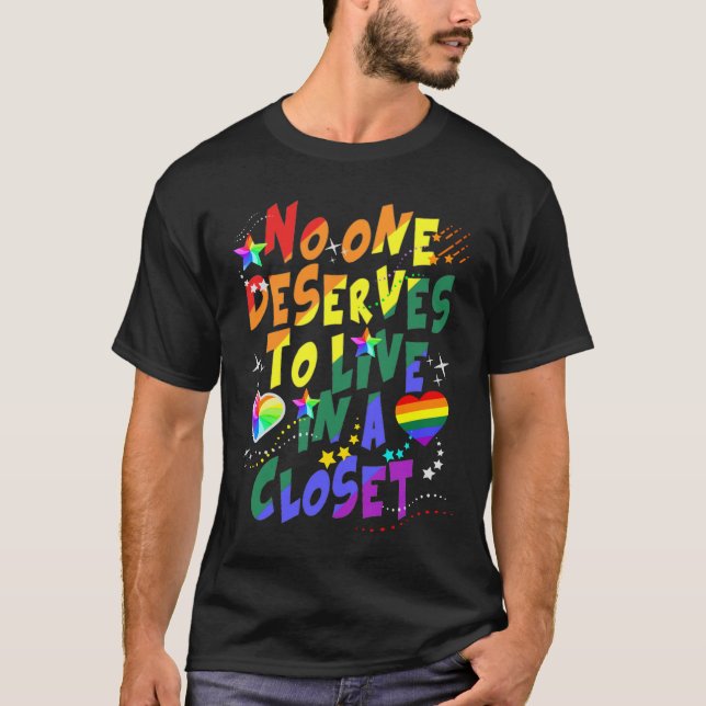 Camiseta Ninguém merece viver num armário (Frente)
