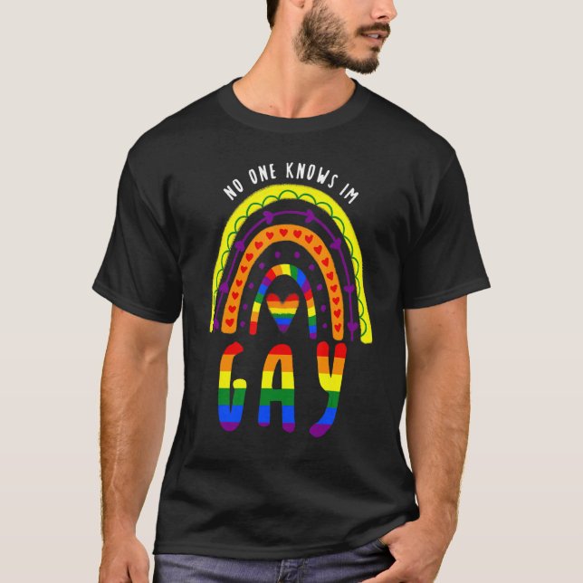 Camiseta Ninguém Sabe Que Sou Gay Lgbt Pride Boho Arco-Íris (Frente)