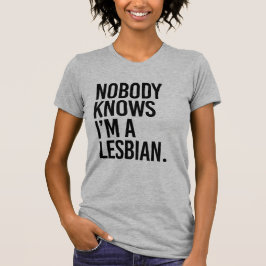 CAMISETA NINGUÉM SABE QUE SOU LÉSBICA