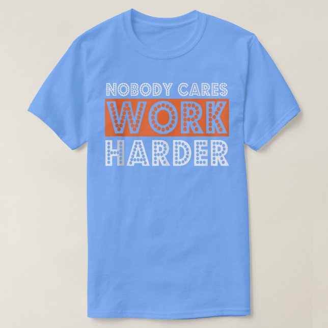 Camiseta Ninguém Se Importa Com Trabalhar Com Mais Força Em (Frente do Design)