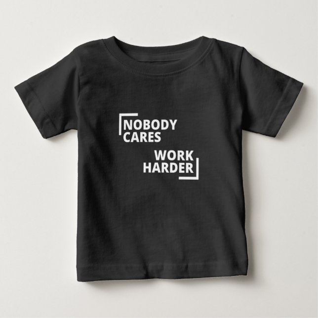 Camiseta Ninguém se importa de trabalhar mais (Frente)