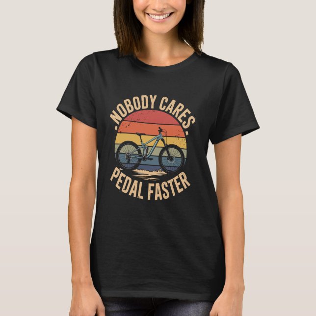 Camiseta Ninguém se Importa Pedala Mais Rápido MTB Retro Bi (Frente)
