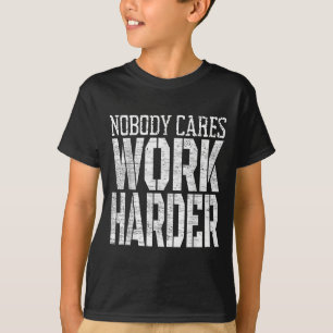 Camiseta Ninguém se Importa Trabalhe Mais Arduamente Motiva