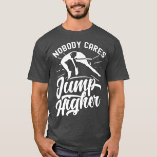Camiseta Ninguém Se Preocupa Com Mais alto Cortado Dizendo
