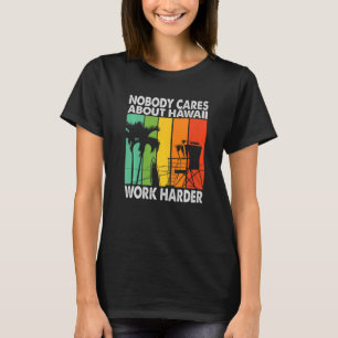 Camiseta Ninguém Se Preocupa Com O Havaí Trabalha Mais Com
