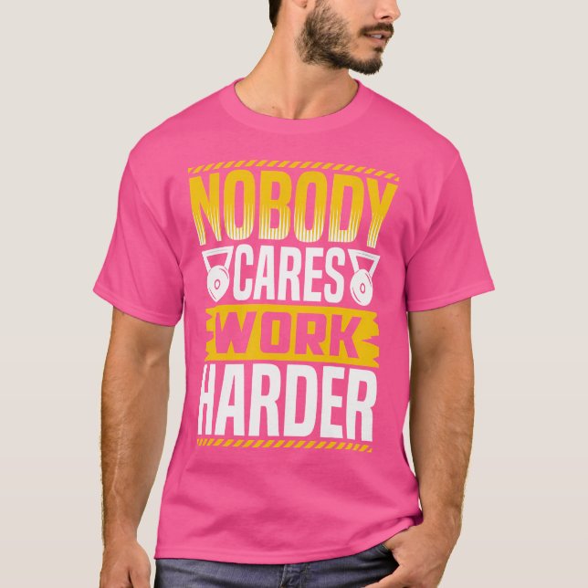Camiseta Ninguém se preocupa com trabalhar maisTrabalhando  (Frente)