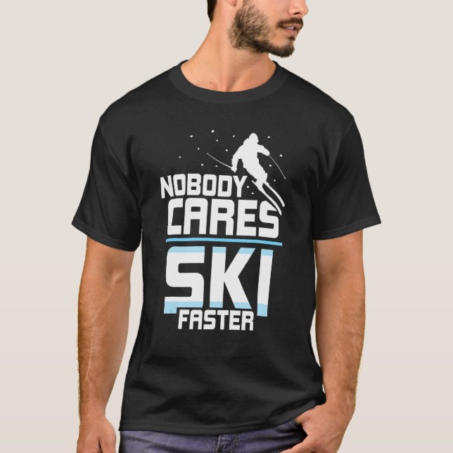 Camiseta Ninguém Se Preocupa Em Esquiar Equipe Mais Rápida  (Frente)