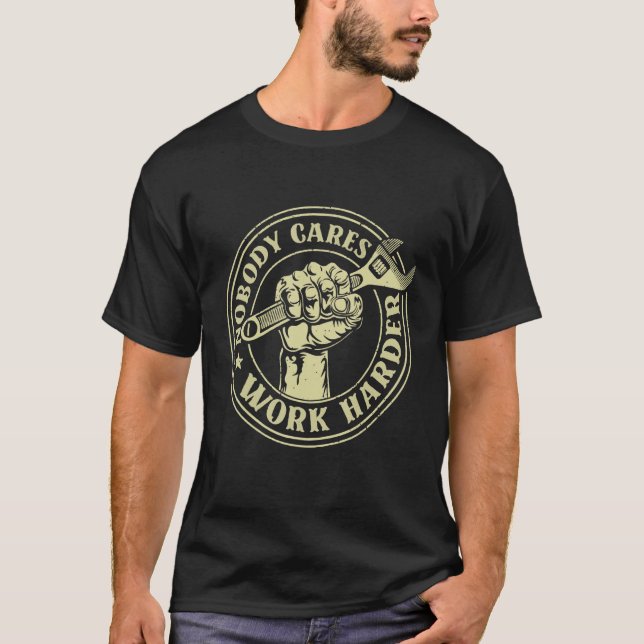 Camiseta Ninguém se preocupa em trabalhar com mais Engenhei (Frente)